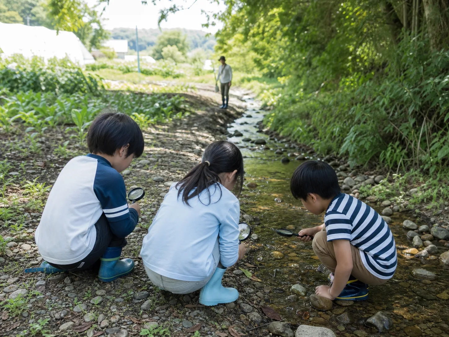 小川で自然を観察する子どもたち